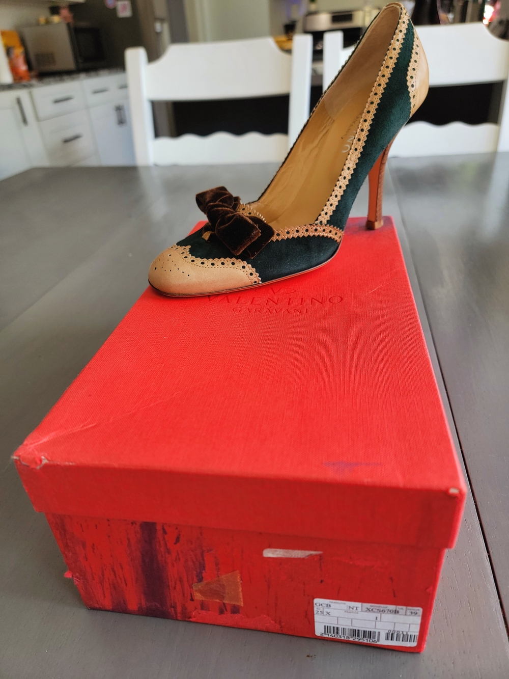 NIB Vintage Valentino Garavani Suede Leather Wingtip Pumps 39